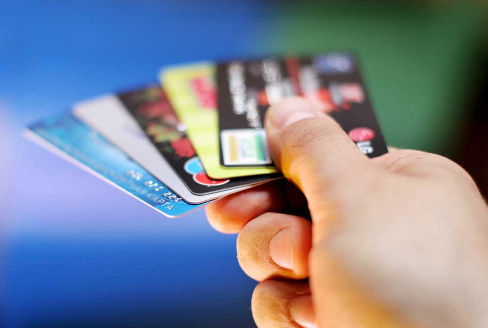 How to Manage Multiple Credit Cards and Not Get Into Debt